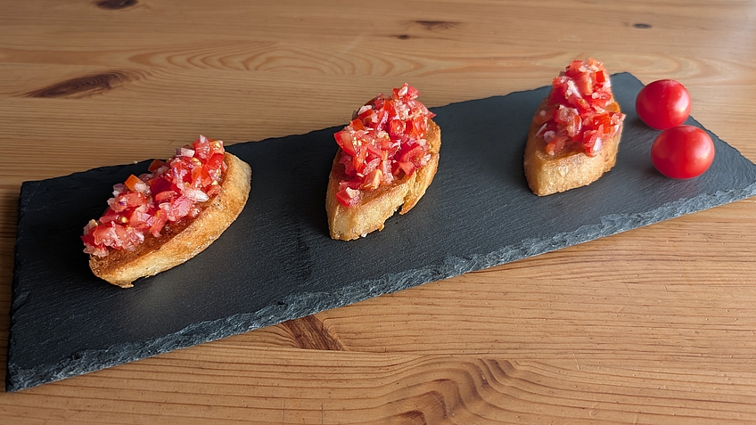 Drei Bruschetta auf einer Schieferplatte