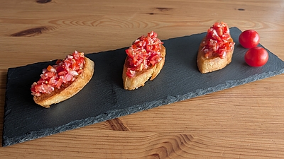 Drei Bruschetta auf einer Schieferplatte